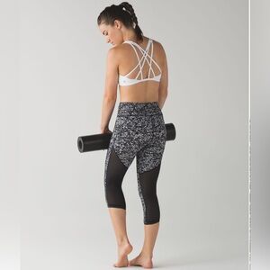 Lululemon Deep Breath Crop Legging 21” - Size 2 - Iced Waved White Black/Black